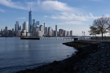 New York, Birleşik Devletler. Manhattan 'ın ortasındaki New York şehrinin gökyüzü manzarası. ABD, New York, New York, Manhattan. Amerikan büyük şehri. Aşağı Manhattan silueti. New Jersey 'den New York. Manhattan şehir merkezi.