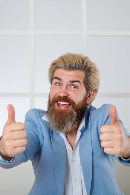 Heyecanlı, memnun iş adamının portresi. İyi iş derecelendirme deneyimi geri bildirimi. En iyi sonucu alan bir ofis çalışanı. Başarı. Müşteri memnuniyeti. Parmağında işaret olan tatmin olmuş sakallı adam.