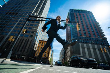 İşadamı şehir caddesinde bir adım öne çık. Sonraki adımlar. İş Tutkuları konsepti. Hedef iş başarı stratejisi. Yaratıcı büyüme. Büyüyen iş başarısı süreci. Adımlar ileri. Adım adım.