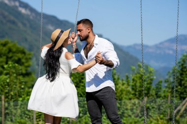 Romantik bir öpücük. Doğayı öpen çiftler. Öpüşen çiftler. Kaygısız çiftler. Şehvetli bir çift açık havada hassas anlar paylaşır. Özgürlük çiftleri. Öpüşen seksi çift.