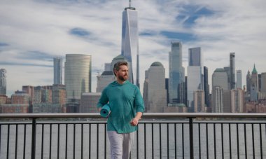 New York City 'de egzersiz yapan adam. New York 'ta antrenman yapan mutlu bir adam. Formda kalma, enerji ve sağlıklı egzersiz eğitimi için kıdemli koşucu motivasyonu. Spor, spor ve egzersiz.