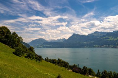 Alp dağları ve İsviçre 'deki gibi. Yaz boyunca İsviçre Alp dağlarında yürüyüş, İsviçre 'de yürüyüş parkuru. İsviçre Alplerinde bir göl. İsviçre 'nin doğası ve dağları panoramik
