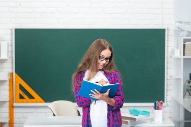 Sınıftaki liseli kızın portresi. Okul ve öğrenciler sınıfta. Eğitimli çocuklar. Okul sınıfındaki çocuk öğrenci. Öğrenim ve öğrenim kavramı