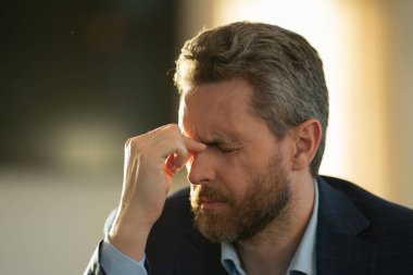 Sinüs ağrısı, gerilim ya da küme baş ağrısı olan bir adam, portreyi kapat. Baş ağrısı konsepti. Cephalalji ve migren. Migren belirtileri. Kronik baş ağrıları. Baş ağrısı tetikleyiciler