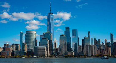 New York, Birleşik Devletler. Manhattan 'ın ortasındaki New York şehrinin silüeti. ABD, New York, New York, Manhattan. Amerikan büyük şehri. Aşağı Manhattan silueti. New Jersey 'den New York. Manhattan şehir merkezi Mavi gökyüzü