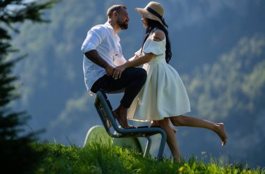 Dağ manzarasında birbirine aşık romantik çift. Mutlu çift gezgini Alplerin tadını çıkarıyor. İki Sevecen Turist yaz dağlarında dinleniyor. Avrupa seyahati, gezi. Yaz tatili kavramı