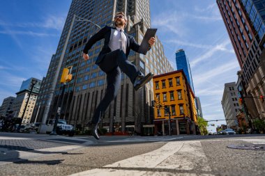 Caddeye atlayan bir iş adamı. Sonraki Zıplama ve Basamaklar. İş Tutkuları konsepti. Hedef iş başarı stratejisi. Yaratıcı büyüme. Büyüme atlama işi başarı süreci. İleri Atla