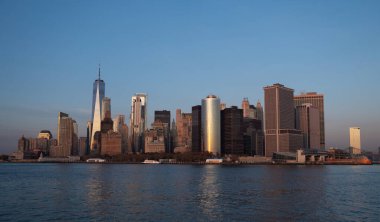 Manhattan silueti, New York, ABD. Manhattan 'ın ortasındaki New York şehrinin gökyüzü manzarası. ABD, New York, New York, Manhattan. Amerikan büyük şehri. Aşağı Manhattan silueti