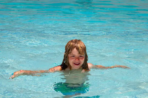 Yüzme havuzunda bir çocuk. Çocuklar için sağlıklı bir açık hava sporu. Çocuklar plaj eğlencesi