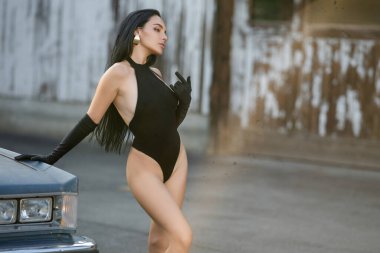 Sokak çetesinin acayip kızı sokakta şık siyah bir beden giyiyor. Moda modunda. Güzel şehvetli hippi kız dışarıda seksi poz veriyor. Şık şehir kıyafeti. Hippi seksi kadın. Gençlik tarzı ve...