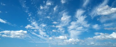 Güneş kabarık bulutların arasında parlıyor. Gökyüzü. Güzel güneşli gökyüzü. Mavi gökyüzünde bulutlar olan bir arka plan. Mavi gökyüzündeki bulutlar