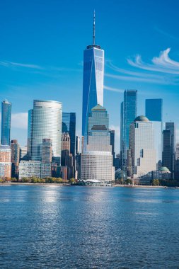 Manhattan güzel silueti, New York, Birleşik Devletler. Manhattan 'ın ortasındaki New York şehrinin gökyüzü manzarası. ABD, New York, New York, Manhattan. Amerikan büyük şehri. Aşağı Manhattan silueti