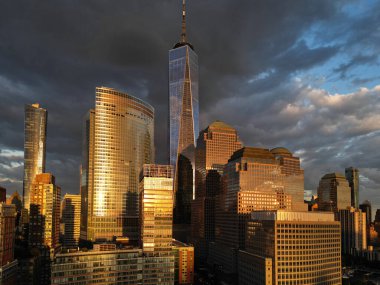 New York şehrinin en iyi manzarası. New York hava manzaralı, New York City gökyüzü manzaralı. Manhattan, New York 'ta panoramik drone görüntüsü. NYC 'de bir gece. New York şehir merkezi alacakaranlıkta gökyüzü bulutlu