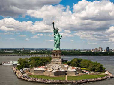 New York şehir manzarasının üzerindeki Özgürlük Anıtı 'nı. Özgürlük heykeliyle New York şehri silueti. Özgürlük Heykeli ve Manhattan