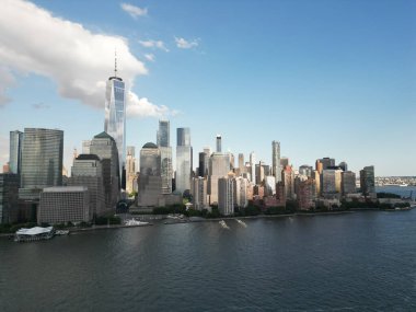 NYC, New York 'un siluetinin drone görüntüsü. Manhattan