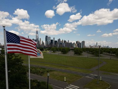 NYC, ABD bayrağının yanında. New York City Skyline ile Manhattan gökdelenleri ABD. New York City silueti, ABD 'de Manhattan şehri manzarası. Manhattan 'da panoramik manzara