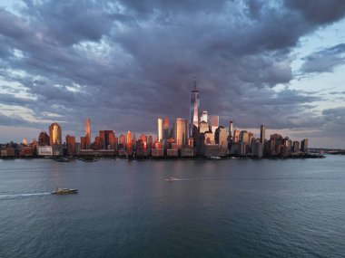 Dramatik gökyüzü ile New York City Skyline. Amerikan Kentsel Gökdelenleri dramatik bulutların yakınında. New York City silueti, ABD 'de Manhattan şehri manzarası. Manhattan 'da panoramik manzara