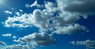 Yay mavisi gökyüzü bulutu gradyan arkaplanı. Bulutlu gökyüzü. Çevre gününün ufuk çizgisinde canlı mavi manzara. Yumuşak arka planda beyaz bulutlar. Beyaz bulutlu gökyüzü