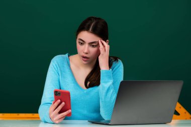 Sınıftaki öğrenci kız. Ortaokuldaki liseli kız. Lisedeki liseli kız. Üniversite öğrencisi, üniversite sınıfında öğreniyor. Eğitim konsepti. Üniversitede ders ve ödev