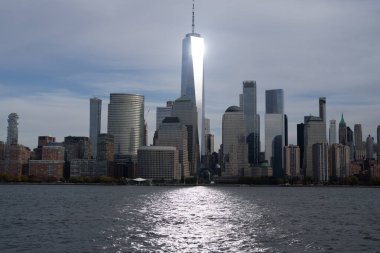 Manhattan güzel silueti, New York, Birleşik Devletler. Manhattan 'ın ortasındaki New York şehrinin gökyüzü manzarası. ABD NYC 'de. Amerikan büyük şehri. Güneşli bir günde Aşağı Manhattan silueti