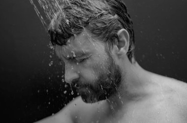 Adam banyoda saç yıkıyor. Küvette banyo yapan adam. Duşta erkek yüzü. Adam banyoda duş alıyor. Adam duş alıyor. Tuvalet konsepti. Adam banyoda su altında.