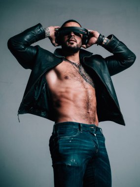 Kulüp, disko DJ 'i çalıyor. Kulaklık takan adam DJ müzik dinliyor..