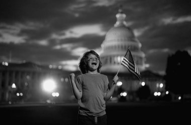 Amerikan vatandaşları için seçim günü. Başkent binası yakınlarında Amerikan bayrağı taşıyan çocuk oylaması. Oylama konsepti. Amerikan Bayrak Günü. ABD 'de oy ve seçim. Amerikan seçimleri, Amerika 'da cumhurbaşkanı seçimleri