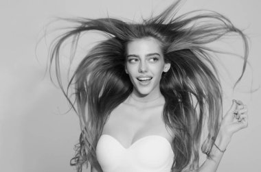 Sarı saçlar. Vücut kıyafetli, zarif, modaya uygun seksi bir kadın. Güzel kız, manken. Moda kadını. Moda modasında seksi bir kız. Seksi kıyafetler.