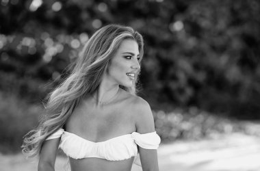 Güzel genç kız bahar parkında dinleniyor. Açık havada güzel bir genç kadın portresi. Temiz ciltli genç bir kızın yakın plan güzel yüzü. İlkbaharda romantik bir kız