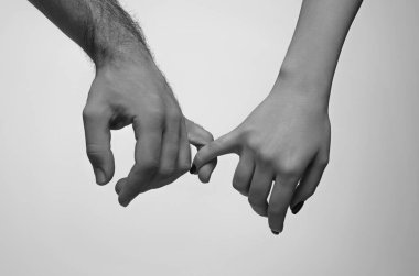 El ele tutuşun, kapatın. Yardım eli uzatıyorum. Kurtarma, el hareketlerine yardım etme. Kurtuluş ilişkileri. Destek eli. El hareketi, yardım ve umut işareti. Yardım kolu, hayır işi.