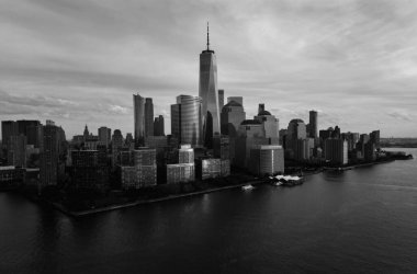 Jersey 'den Hudson Nehri üzerindeki gökdelenli New York silueti. Manhattan, Midtown, NYC, ABD. New York 'un iş bölgesinde gökdelenler, binalar, New York kuleleri. New York 'un gökyüzü manzarası