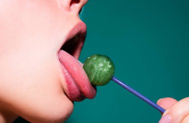 Şekerli seksi dudaklar, seksi tatlı rüyalar. Dişi ağız chupa chup yalıyor, lolipop emiyor.
