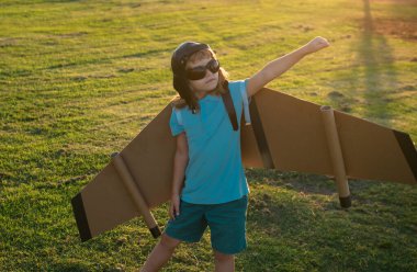 Çocukların lideri ve kazananı, başarı başlar. Heyecanlı çocuk parkta oyuncak jet kanatlı süper kahramanla oynuyor. Hayal, özgürlük ve seyahat konsepti
