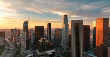 Los Angeles hava görüntüsü, İHA ile uçuyor. Los Angeles şehir merkezi silueti, Los Angeles 'ı insansız hava aracı ile uçuyor ve filme çekiyor.