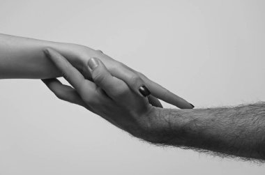 Yardım eli uzatıyorum. El ele tutuşun, kapatın. Yardım eli uzatıyorum. Destek eli. El hareketi, yardım ve umut işareti. Yardım kolu, hayır işi.