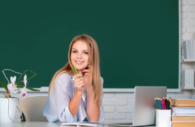 Öğrenci hazırlık sınavı, yazma sınavı ve öğrenme dersleri.