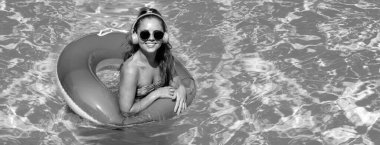Yüzme yüzüğündeki kadın. Yaz havası konsepti. Havuz tatili. Yaz günlerinde. Tatil, yaz tatili. Tasarım başlığı için pankart, kopyalama alanı