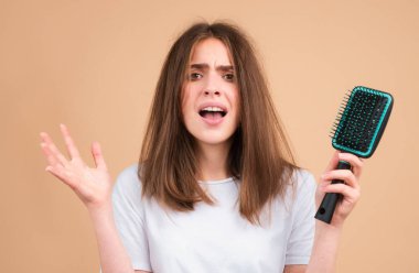 Genç kadın saç dökülmesinden dolayı çok üzgün. Saç kesimi ve sağlıklı saç bakımı. Sağlık şampuanı için ciddi saç kaybı sorunu