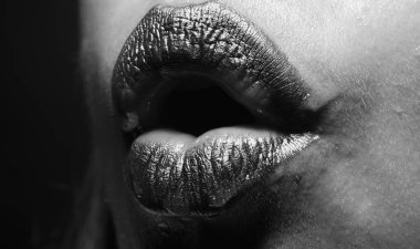 Altın parıltı efektli dudak simgesi. Şehvetli bir ağız. Altın rujdaki öpücüğün sembolü. Cazibeli altın ağızlı. Dudaklarında altın boya var. Altın dudaklar, şehvetli kadın ağzı. Metalik gövde. Altın kavram