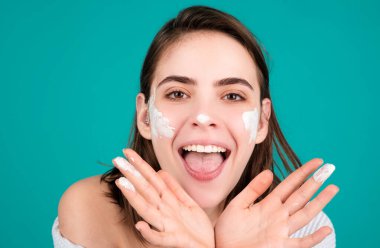 Taze cilt kremi sürmüş güzel bir kadın.