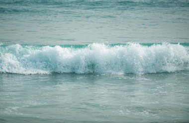 Tropikal bir denizde derin mavi dalgalı okyanus dalgaları manzarası. Sakin deniz suyu, okyanus arka planı. Panoramik manzara