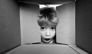 Heyecanlı şirin çocuk hediyesini açıyor. Karton kutular, paketler. Teslimat hizmeti kavramı