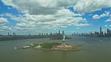 New York şehir manzarasının üzerindeki Özgürlük Anıtı 'nı. Özgürlük heykeliyle New York şehri silueti. Özgürlük Heykeli ve Manhattan. ABD 'nin sembolü. NYC