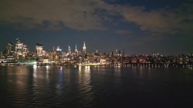 New York Şehri Skyline 'ı alacakaranlık hava sahasında. İHA 'dan New York' a. New York City silueti, ABD 'de Manhattan şehri manzarası. Geceleri Manhattan 'da panoramik hava manzarası. ABD 'de seyahat