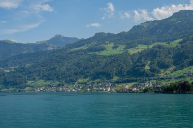 Alp dağları ve İsviçre 'deki gibi. İsviçre 'deki Alp Dağları Gölü. İsviçre Alplerinde bir göl. İsviçre 'nin doğası gereği panoramik. İsviçre göllerinin doğası. İsviçre manzarası