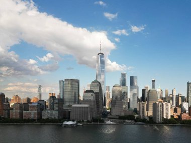 NYC, New York 'un siluetinin drone görüntüsü. Manhattan