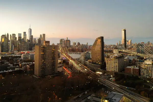 New York 'un silüeti. Brooklyn Köprüsü 'nden New York City silueti. New York 'un Brooklyn binaları. Brooklyn Köprüsü ile New York 'un yeni silueti. New York 'un Brooklyn Yakası