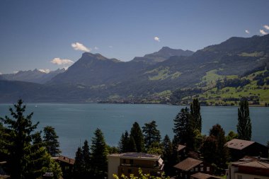 Alp dağları ve İsviçre 'deki gibi. Yaz boyunca İsviçre Alp dağlarında yürüyüş, İsviçre 'de yürüyüş parkuru. İsviçre Alplerinde bir göl. İsviçre 'nin doğası ve dağları panoramik