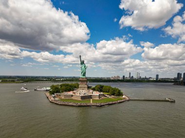 New York şehir manzarasının üzerindeki Özgürlük Anıtı 'nı. Özgürlük heykeliyle New York şehri silueti. Özgürlük Heykeli ve Manhattan