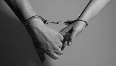 Kadın ve erkek elleri kelepçeli. Elleri kelepçeli seksi çifti yakın çekim. Hakimiyet, bdsm, aşk fetişi. Baştan çıkarıcı çift kelepçeli. Seks Oyuncakları. Kadın ve erkek elleri kelepçeli. Sonsuza dek aşk